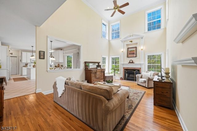 6 Wolfe Run Ct, Washington Twp., NJ 07853