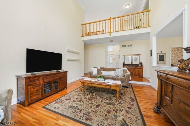 6 Wolfe Run Ct, Washington Twp., NJ 07853