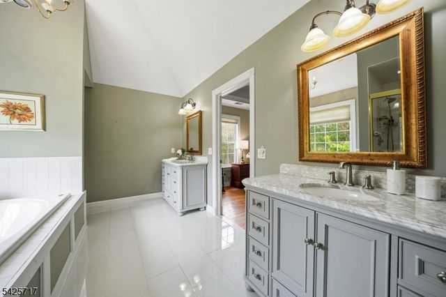 6 Wolfe Run Ct, Washington Twp., NJ 07853