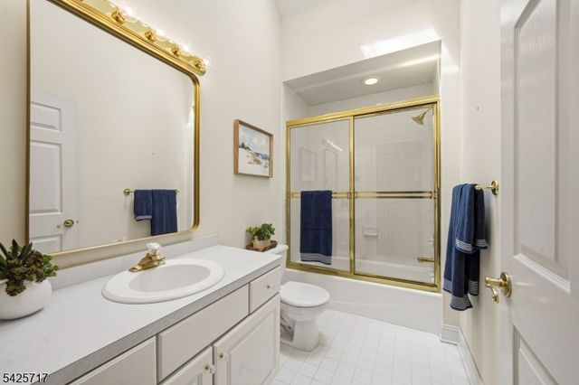6 Wolfe Run Ct, Washington Twp., NJ 07853