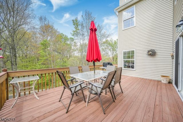 6 Wolfe Run Ct, Washington Twp., NJ 07853