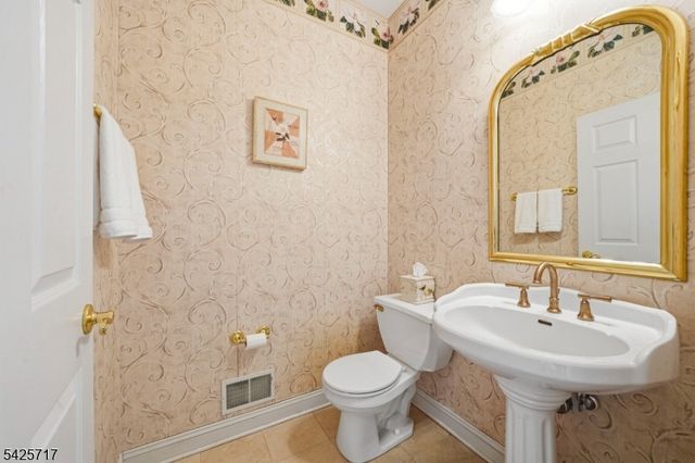 6 Wolfe Run Ct, Washington Twp., NJ 07853