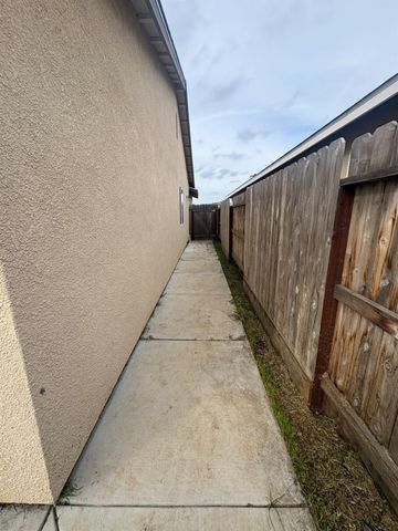 628 Marcus St, Merced, CA 95341