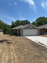 471 Valley View Drive, Tonganoxie, KS 66086