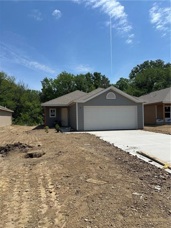471 Valley View Drive, Tonganoxie, KS 66086