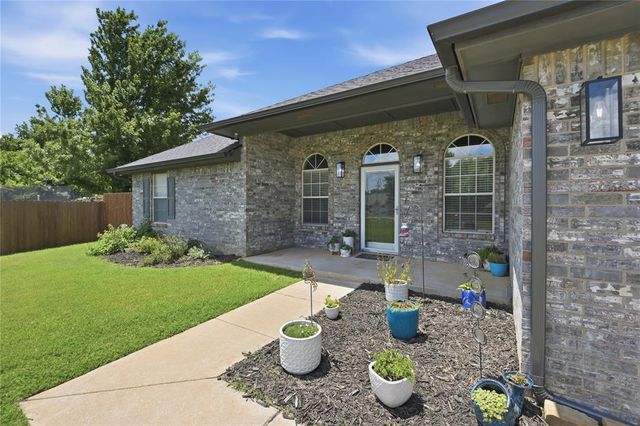 1005 Meadowlake Drive, Noble, OK 73068