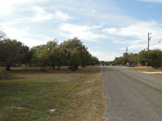 107 W Dawn DR, Johnson City, TX 78636