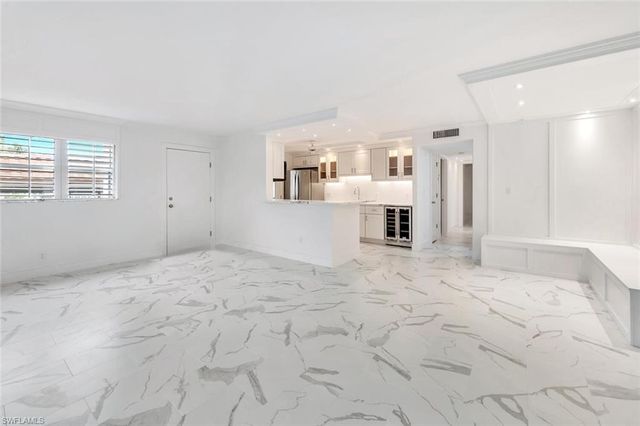 222 Harbour DR # 114, Naples, FL 34103