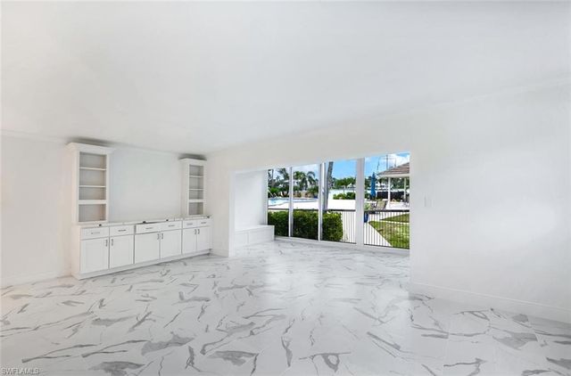 222 Harbour DR # 114, Naples, FL 34103