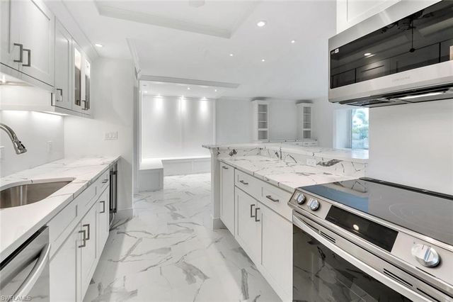 222 Harbour DR # 114, Naples, FL 34103