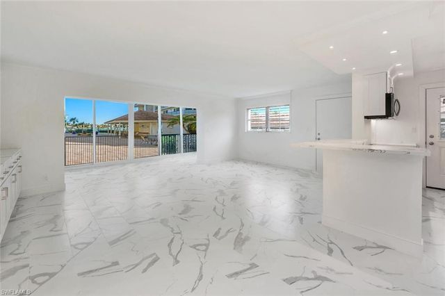 222 Harbour DR # 114, Naples, FL 34103