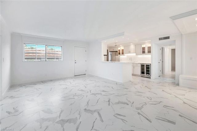 222 Harbour DR # 114, Naples, FL 34103