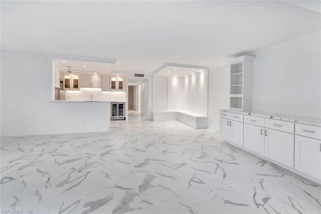 222 Harbour DR # 114, Naples, FL 34103