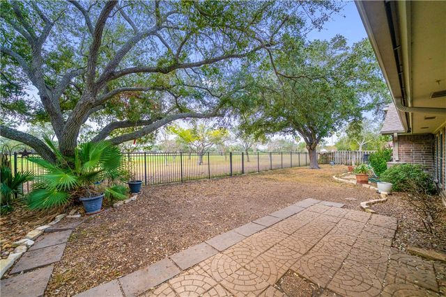 6125 Lost Creek Dr, Corpus Christi, TX 78413