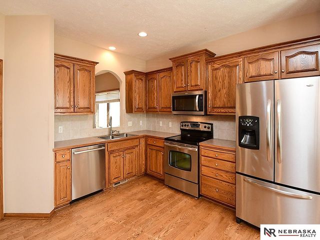 9522 Valley Road Circle, La Vista, NE 68128