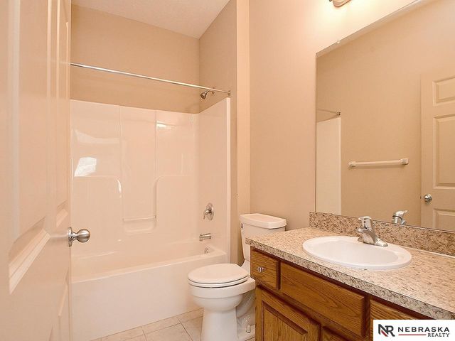 9522 Valley Road Circle, La Vista, NE 68128