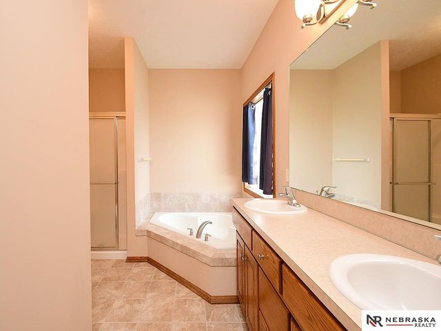 9522 Valley Road Circle, La Vista, NE 68128