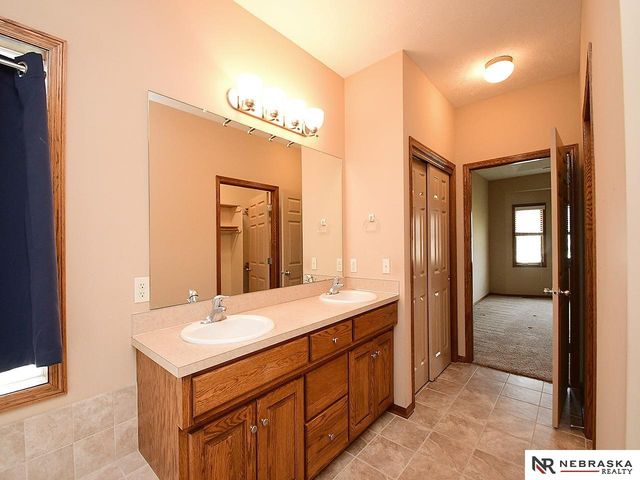 9522 Valley Road Circle, La Vista, NE 68128