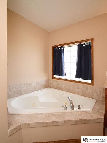 9522 Valley Road Circle, La Vista, NE 68128