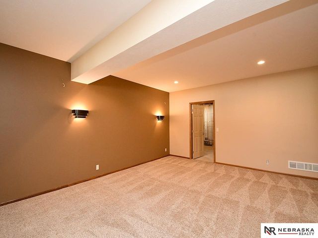 9522 Valley Road Circle, La Vista, NE 68128