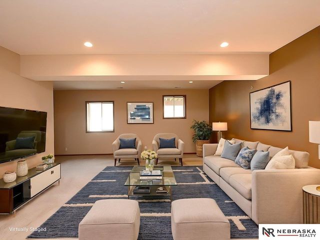 9522 Valley Road Circle, La Vista, NE 68128