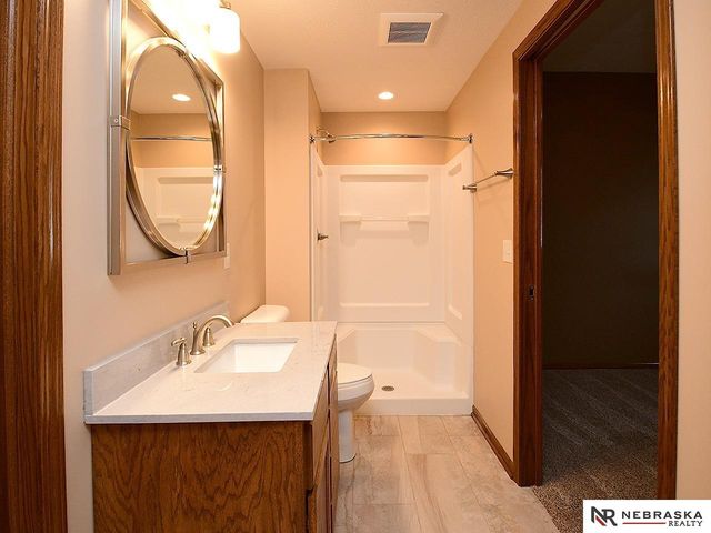 9522 Valley Road Circle, La Vista, NE 68128