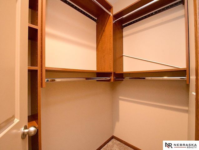 9522 Valley Road Circle, La Vista, NE 68128