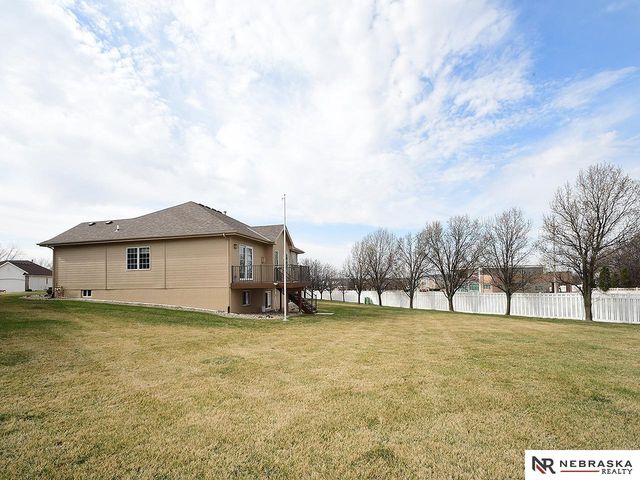 9522 Valley Road Circle, La Vista, NE 68128