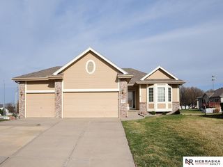 9522 Valley Road Circle, La Vista, NE 68128