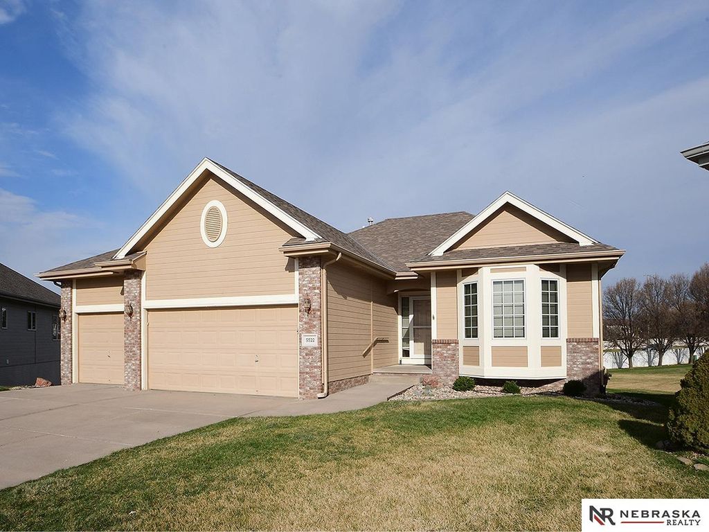 9522 Valley Road Circle, La Vista, NE 68128