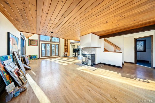 32 Old Canoe Place Road, Hampton Bays, NY 11946