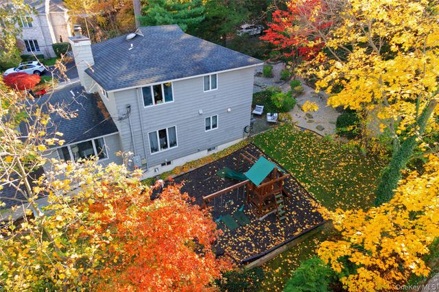 24 Hillcrest Avenue, Roslyn, NY 11576