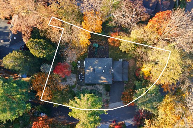 24 Hillcrest Avenue, Roslyn, NY 11576