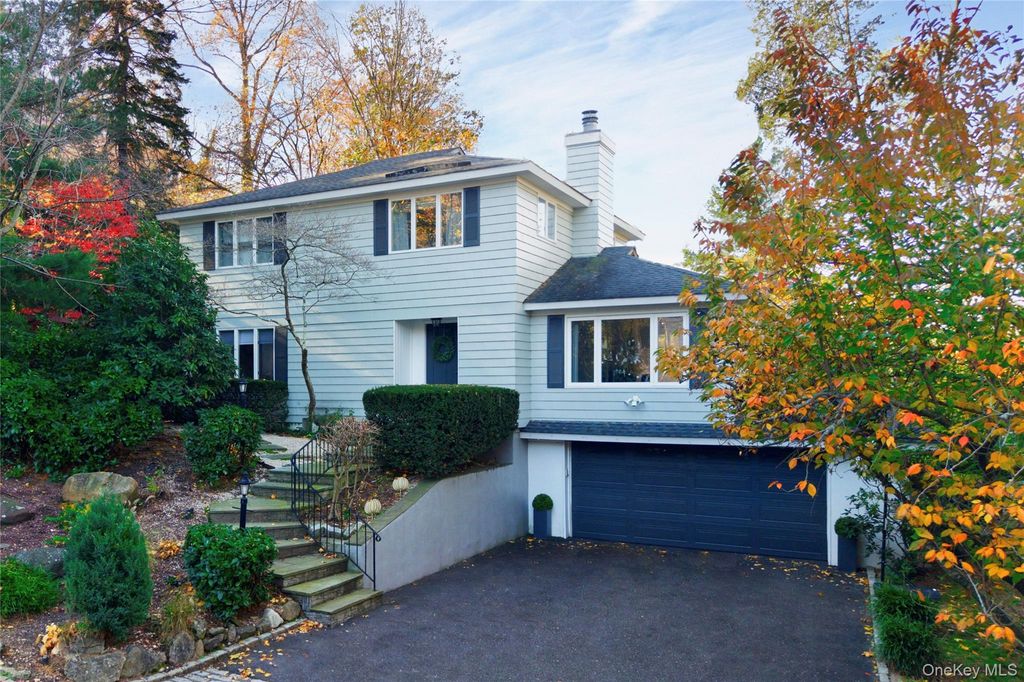 24 Hillcrest Avenue, Roslyn, NY 11576