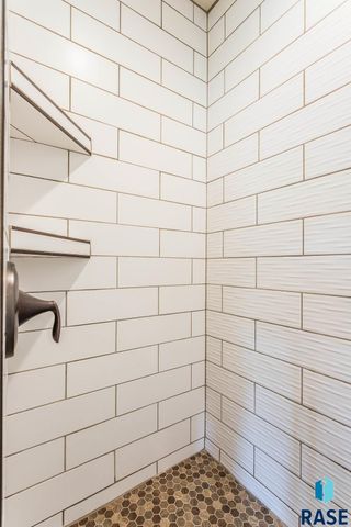 4813 E 53rd St Street, Sioux Falls, SD 57110