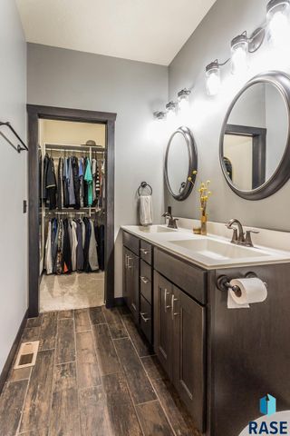 4813 E 53rd St Street, Sioux Falls, SD 57110