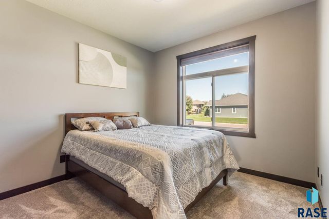 4813 E 53rd St Street, Sioux Falls, SD 57110