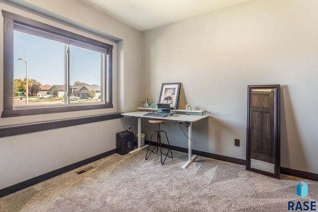 4813 E 53rd St Street, Sioux Falls, SD 57110