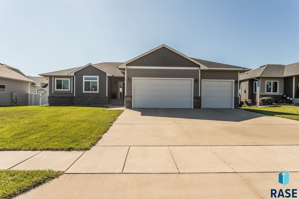 4813 E 53rd St Street, Sioux Falls, SD 57110