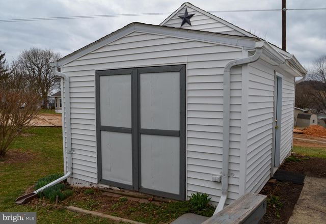 324 BLUE JAY DR, Red Lion, PA 17356