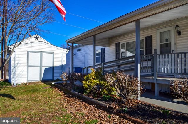 324 BLUE JAY DR, Red Lion, PA 17356