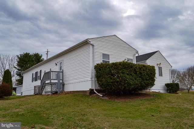 324 BLUE JAY DR, Red Lion, PA 17356