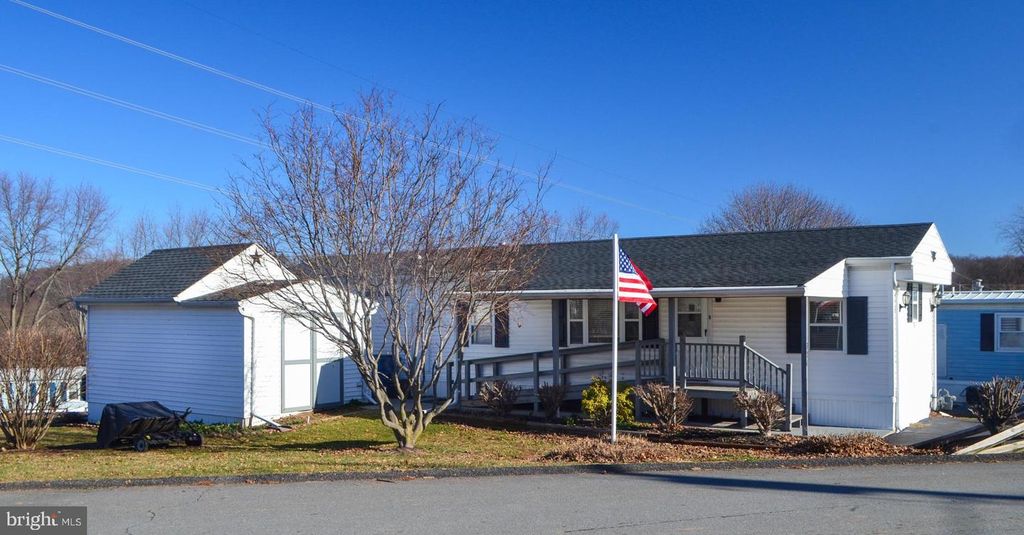 324 BLUE JAY DR, Red Lion, PA 17356