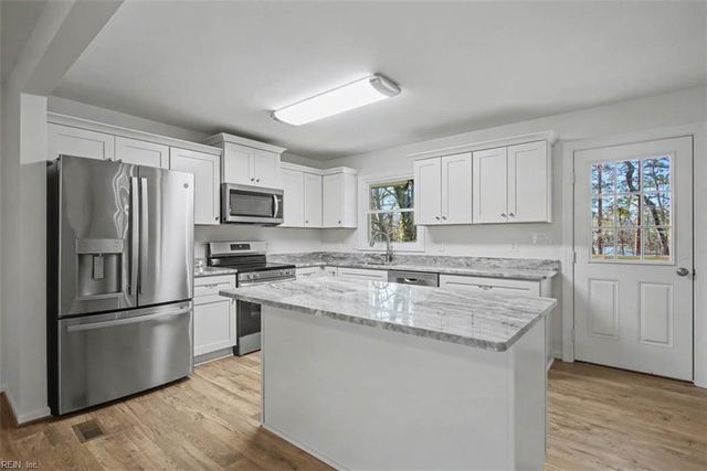 110 W Rexford DR, Newport News, VA 23608