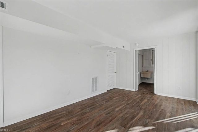 110 W Rexford DR, Newport News, VA 23608