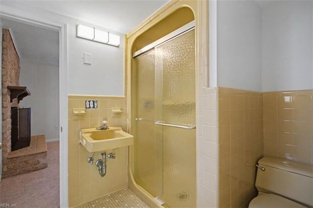 110 W Rexford DR, Newport News, VA 23608