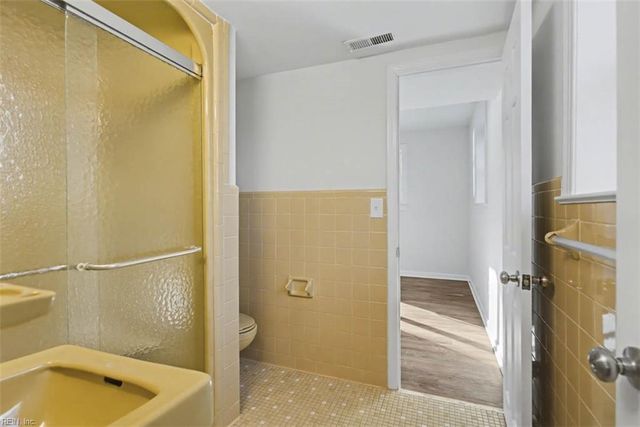 110 W Rexford DR, Newport News, VA 23608