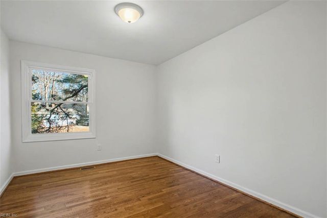 110 W Rexford DR, Newport News, VA 23608