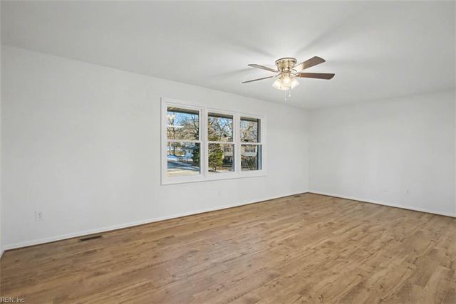 110 W Rexford DR, Newport News, VA 23608