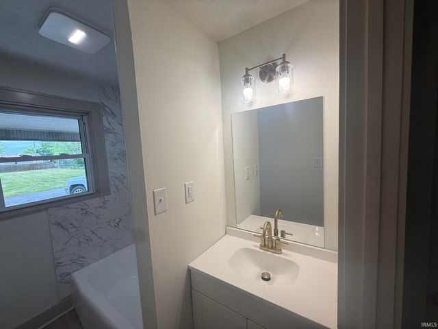 4107 Fahlsing Road, Woodburn, IN 46797